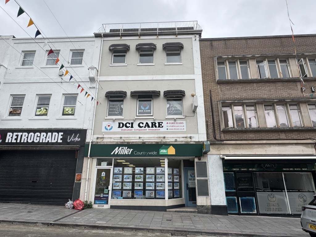 Lot: 83 - FULLY LET TOWN CENTRE COMMERCIAL INVESTMENT - Front of the whole property